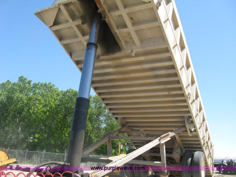 image for item H8556 1991 Travis T102 end dump trailer