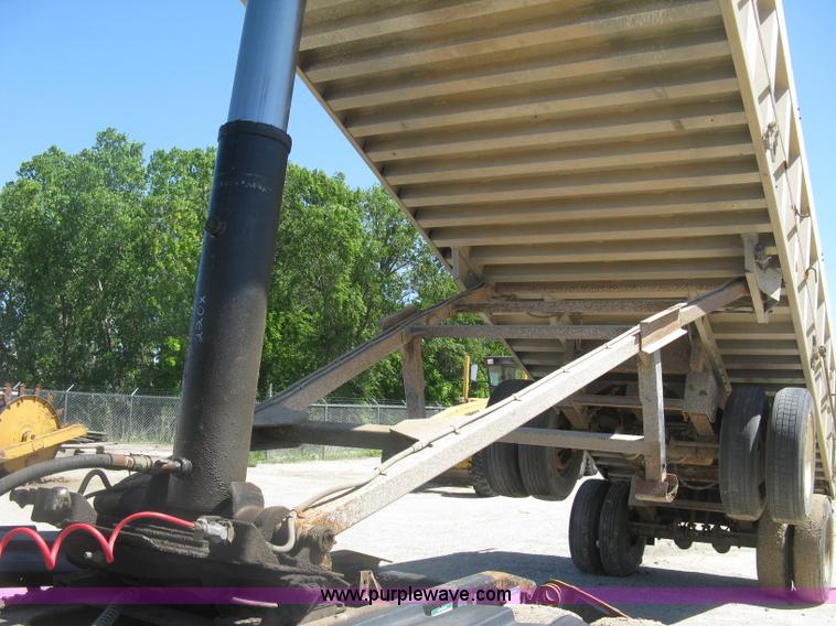 image for item H8556 1991 Travis T102 end dump trailer