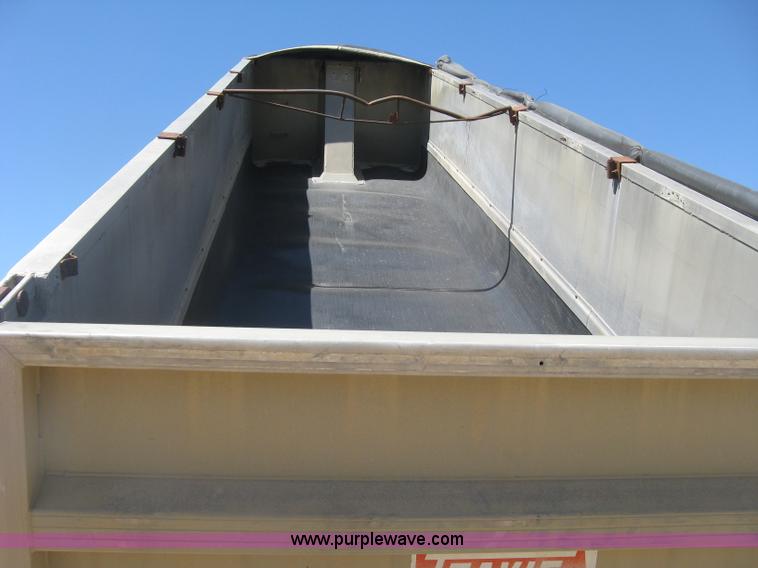 image for item H8556 1991 Travis T102 end dump trailer
