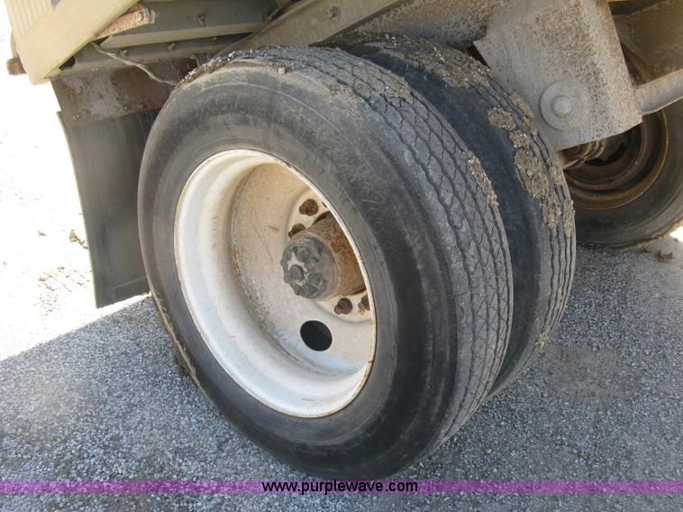 image for item H8556 1991 Travis T102 end dump trailer