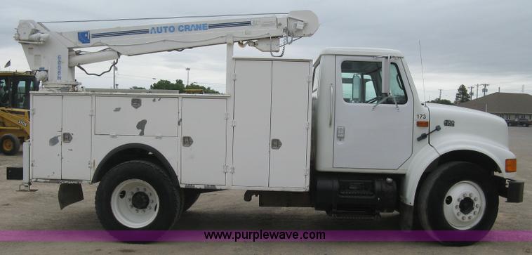 image for item H8565 1996 International 4700 service truck with crane