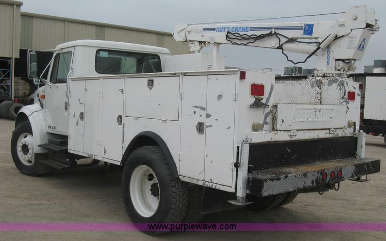 image for item H8565 1996 International 4700 service truck with crane