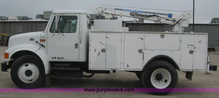 image for item H8565 1996 International 4700 service truck with crane