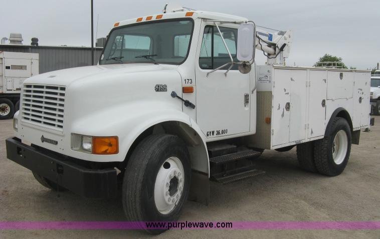 image for item H8565 1996 International 4700 service truck with crane