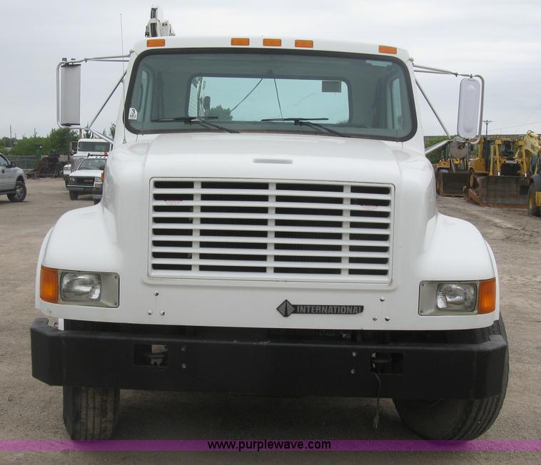 image for item H8565 1996 International 4700 service truck with crane
