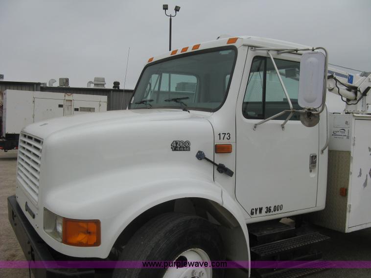 image for item H8565 1996 International 4700 service truck with crane