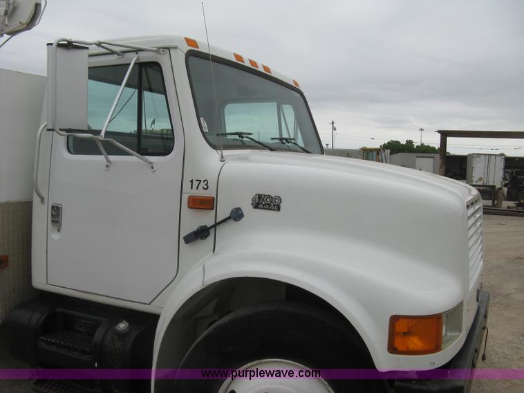image for item H8565 1996 International 4700 service truck with crane