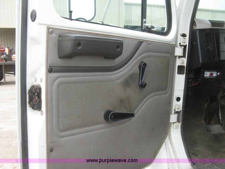 image for item H8565 1996 International 4700 service truck with crane