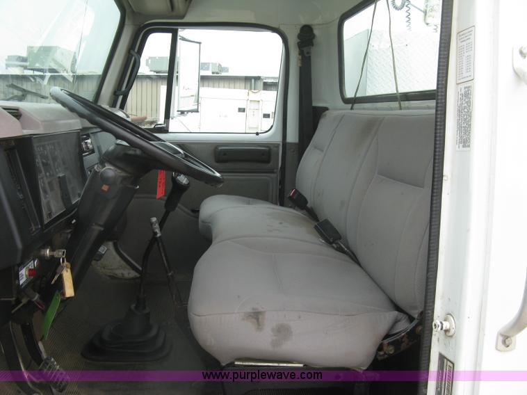 image for item H8565 1996 International 4700 service truck with crane