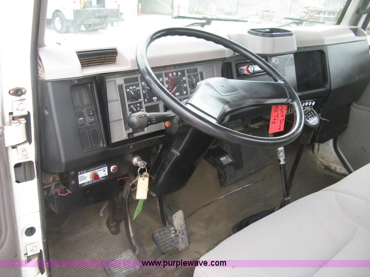 image for item H8565 1996 International 4700 service truck with crane