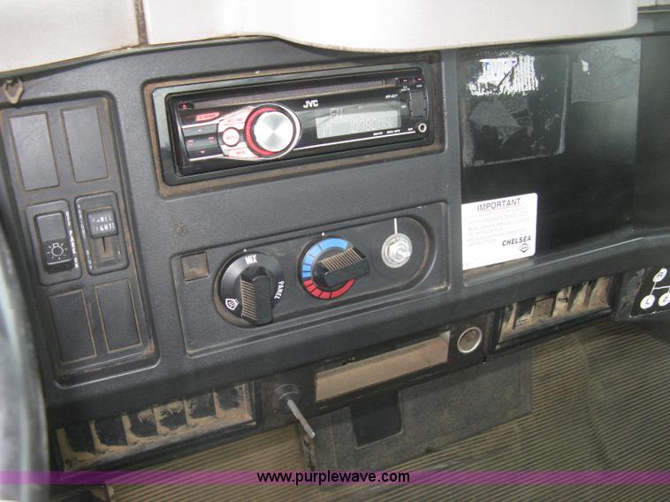 image for item H8565 1996 International 4700 service truck with crane