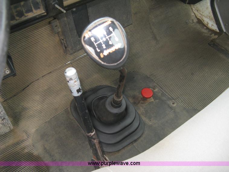 image for item H8565 1996 International 4700 service truck with crane