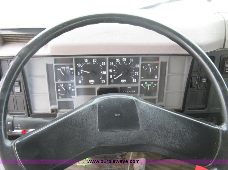 image for item H8565 1996 International 4700 service truck with crane