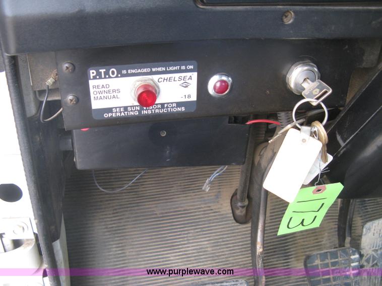 image for item H8565 1996 International 4700 service truck with crane