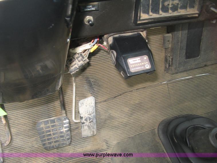 image for item H8565 1996 International 4700 service truck with crane