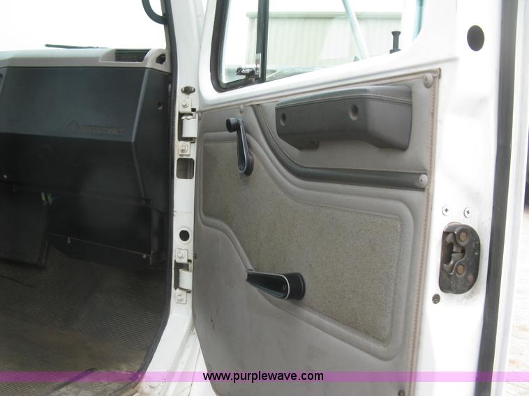 image for item H8565 1996 International 4700 service truck with crane