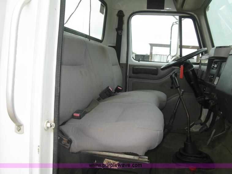 image for item H8565 1996 International 4700 service truck with crane