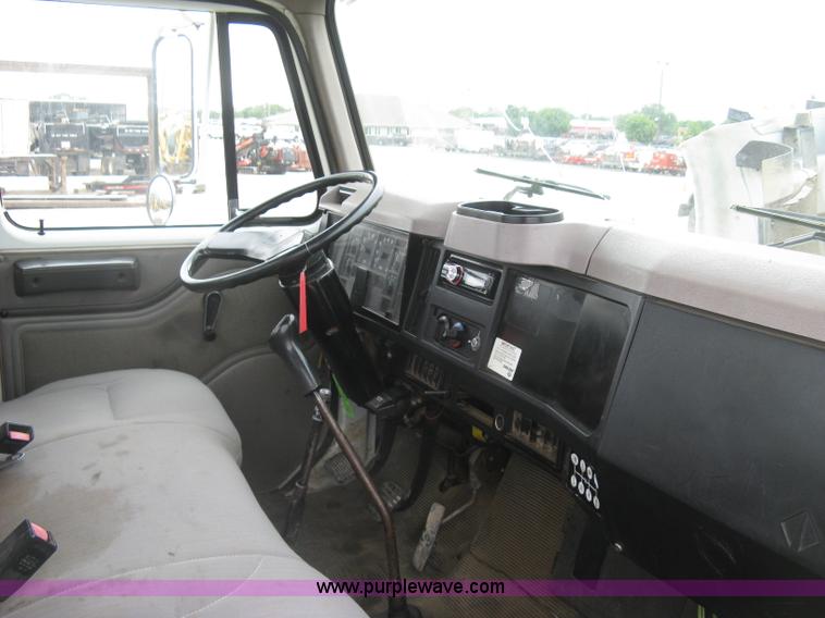 image for item H8565 1996 International 4700 service truck with crane