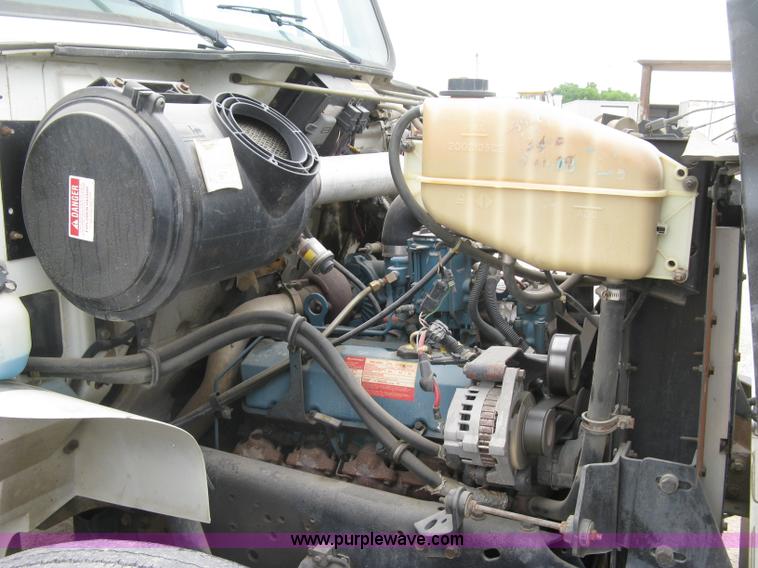 image for item H8565 1996 International 4700 service truck with crane