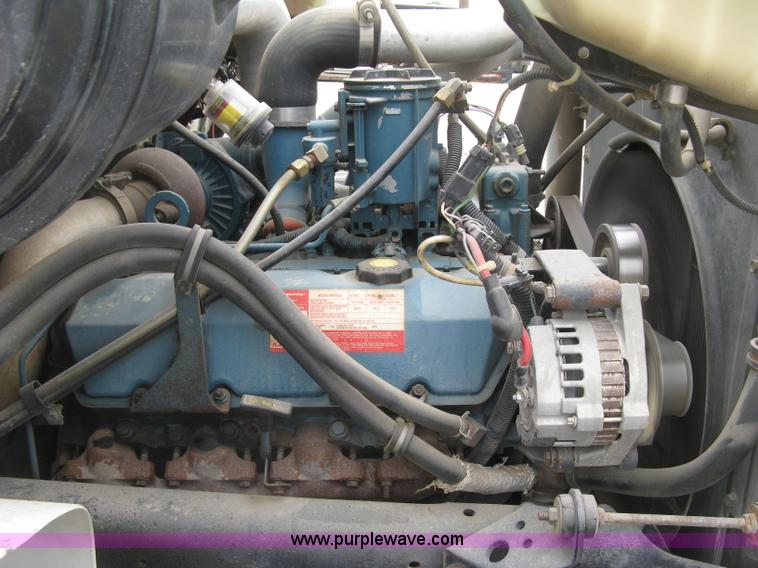 image for item H8565 1996 International 4700 service truck with crane