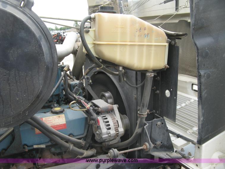 image for item H8565 1996 International 4700 service truck with crane