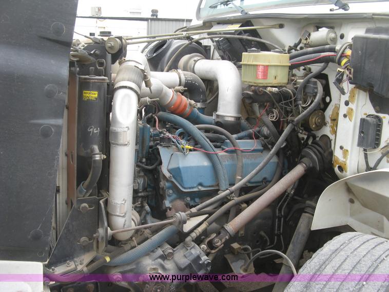 image for item H8565 1996 International 4700 service truck with crane