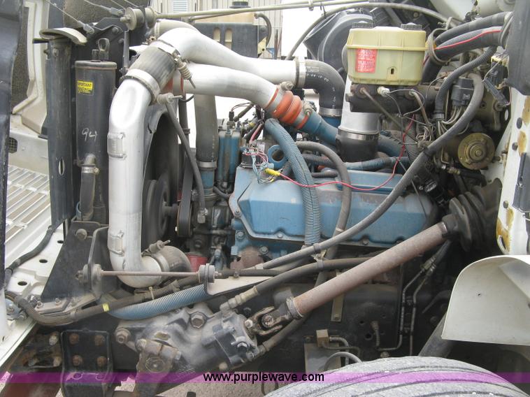 image for item H8565 1996 International 4700 service truck with crane