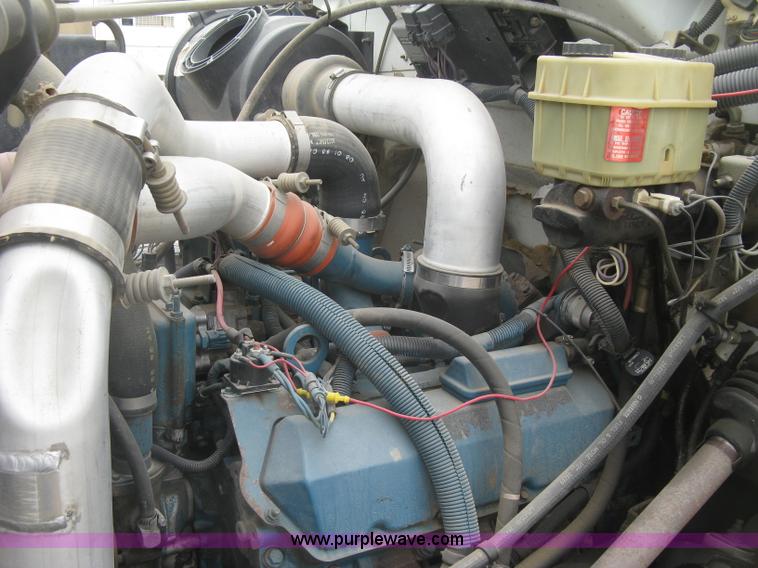 image for item H8565 1996 International 4700 service truck with crane