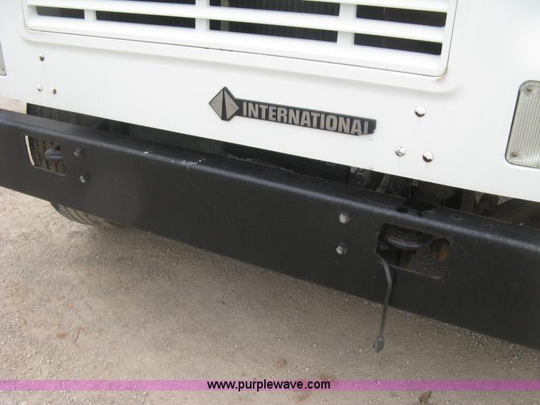 image for item H8565 1996 International 4700 service truck with crane