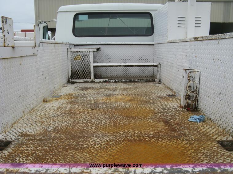 image for item H8565 1996 International 4700 service truck with crane