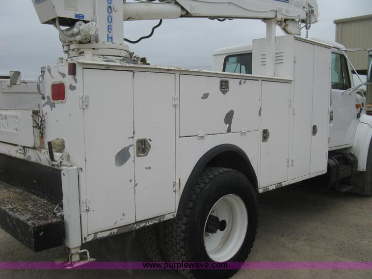 image for item H8565 1996 International 4700 service truck with crane