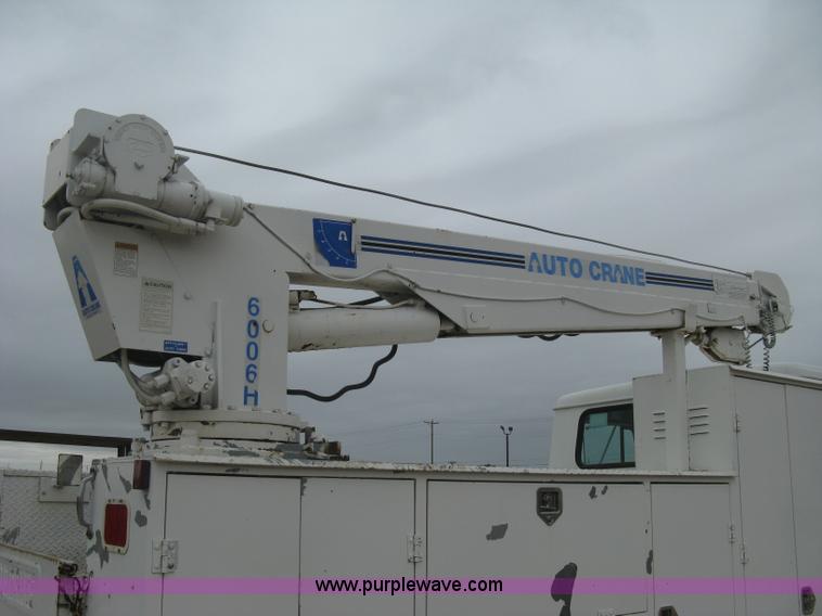 image for item H8565 1996 International 4700 service truck with crane