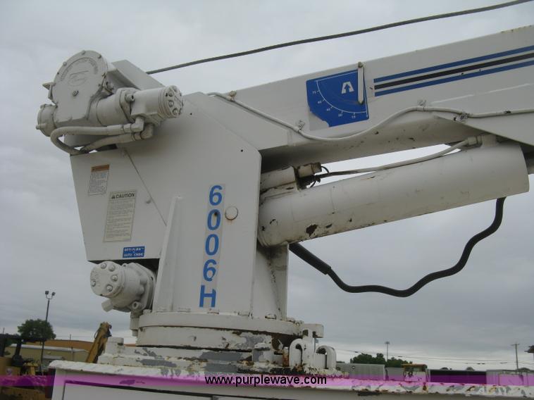 image for item H8565 1996 International 4700 service truck with crane