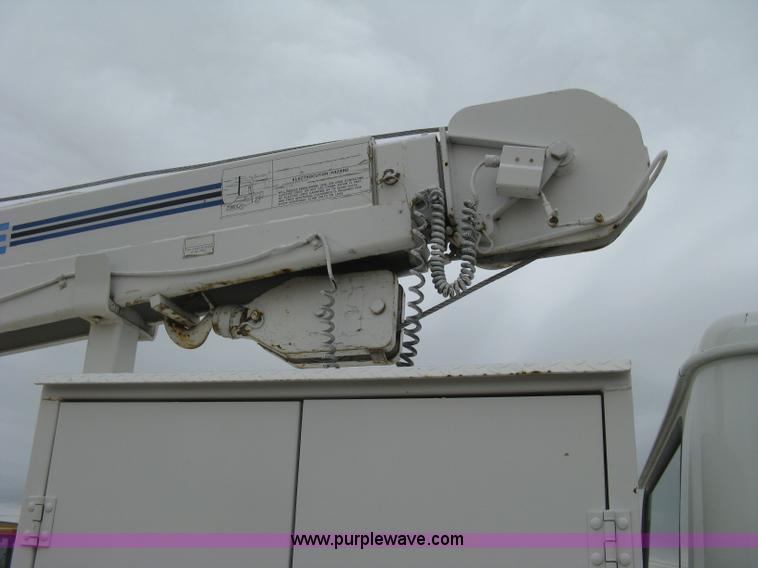 image for item H8565 1996 International 4700 service truck with crane