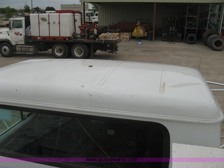 image for item H8565 1996 International 4700 service truck with crane