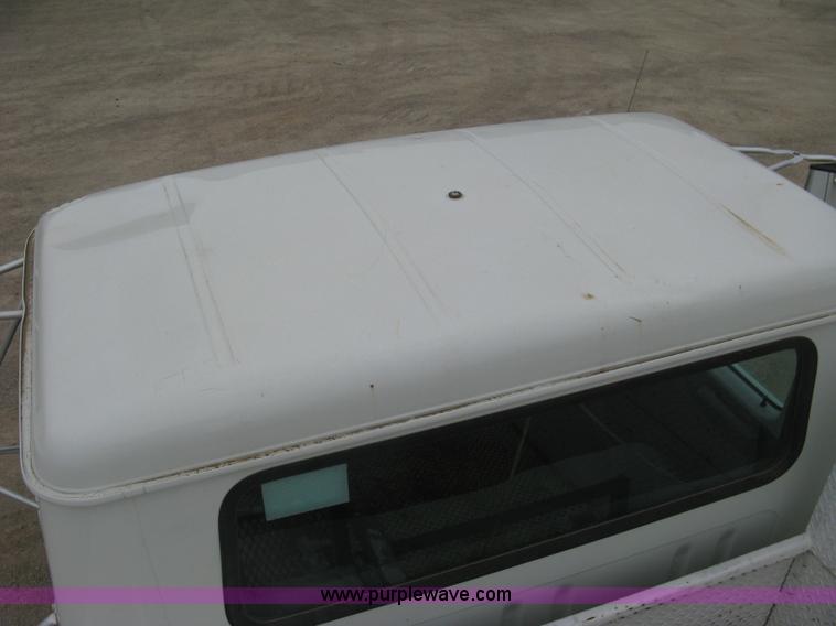 image for item H8565 1996 International 4700 service truck with crane