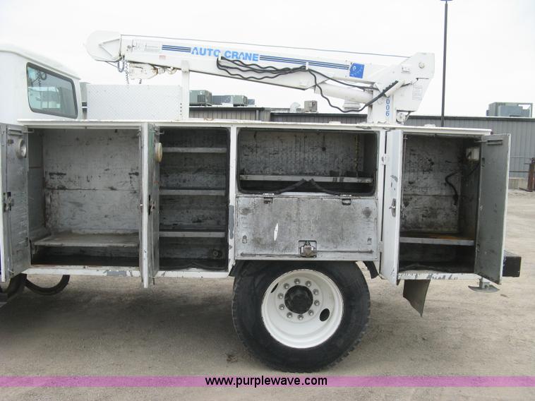 image for item H8565 1996 International 4700 service truck with crane