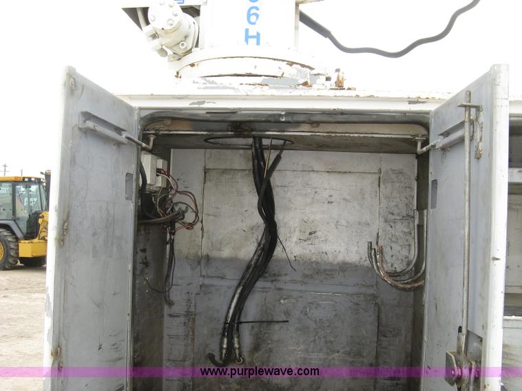 image for item H8565 1996 International 4700 service truck with crane