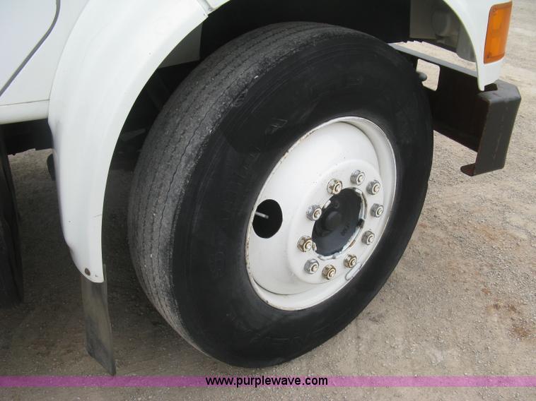 image for item H8565 1996 International 4700 service truck with crane