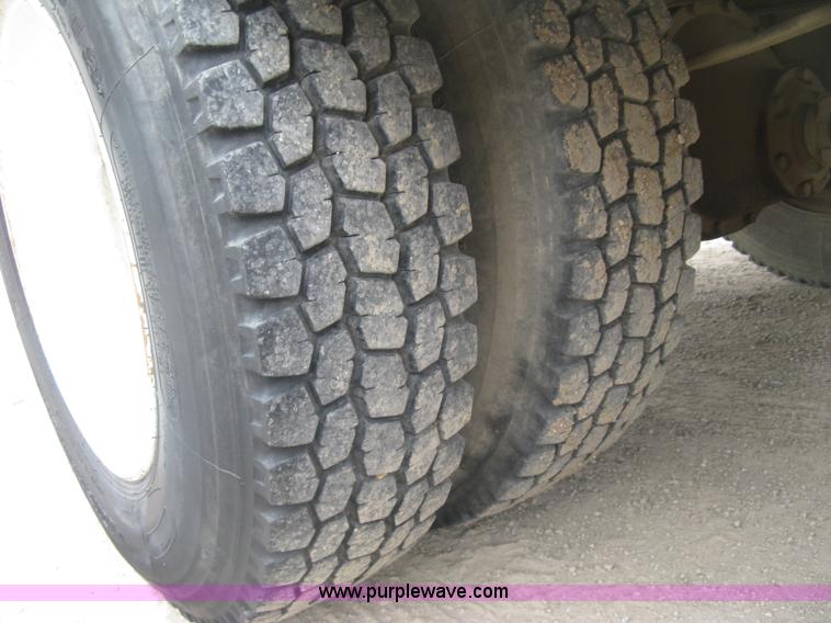 image for item H8565 1996 International 4700 service truck with crane