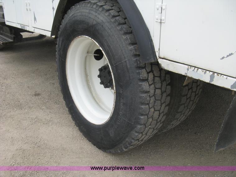 image for item H8565 1996 International 4700 service truck with crane