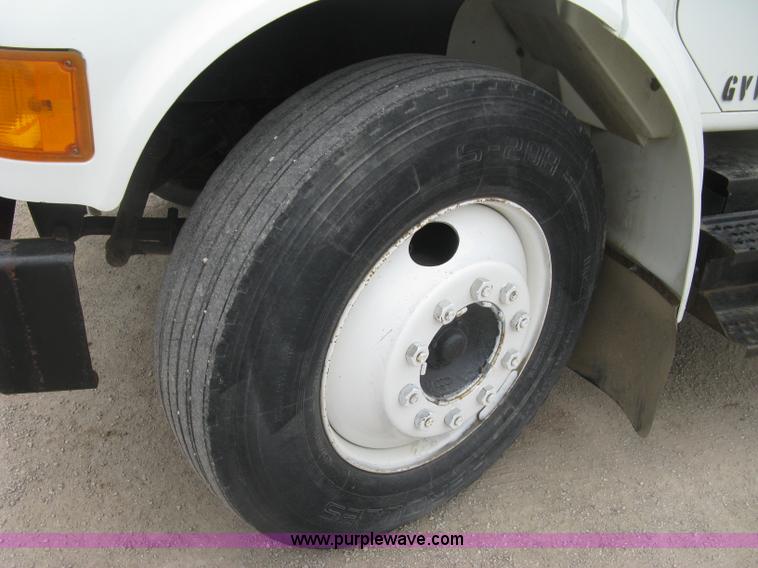 image for item H8565 1996 International 4700 service truck with crane