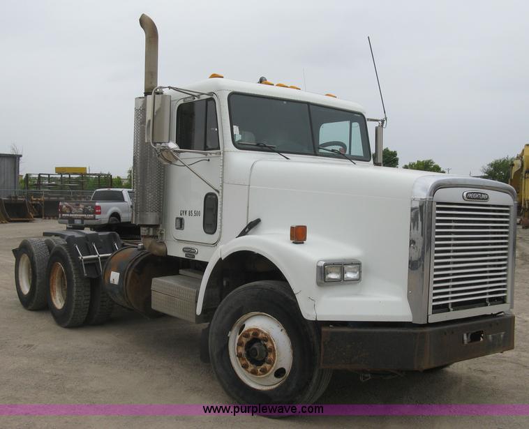 image for item H8568 1999 Freightliner FLD120SD semi truck