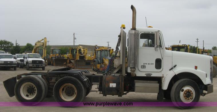 image for item H8568 1999 Freightliner FLD120SD semi truck