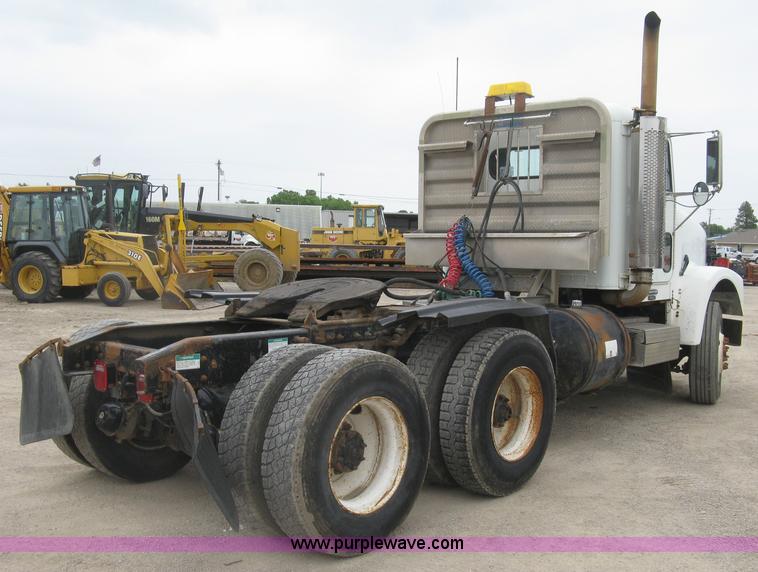 image for item H8568 1999 Freightliner FLD120SD semi truck