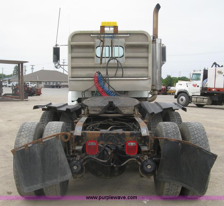 image for item H8568 1999 Freightliner FLD120SD semi truck