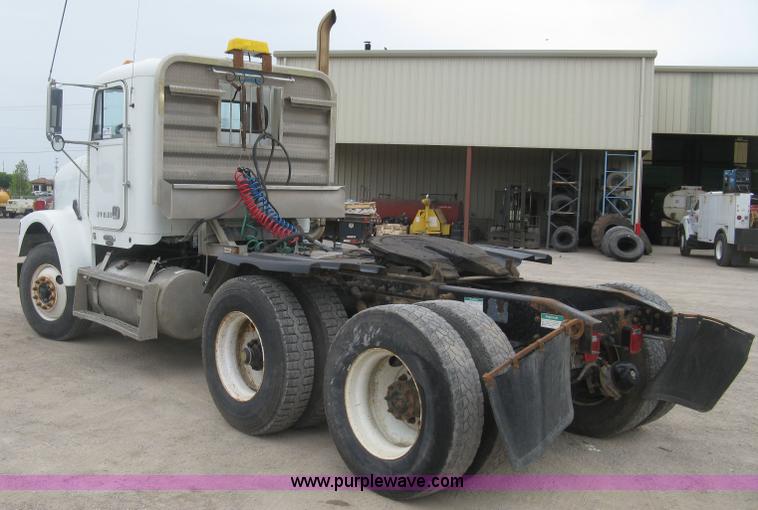 image for item H8568 1999 Freightliner FLD120SD semi truck