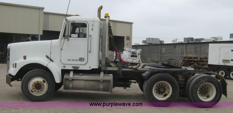image for item H8568 1999 Freightliner FLD120SD semi truck