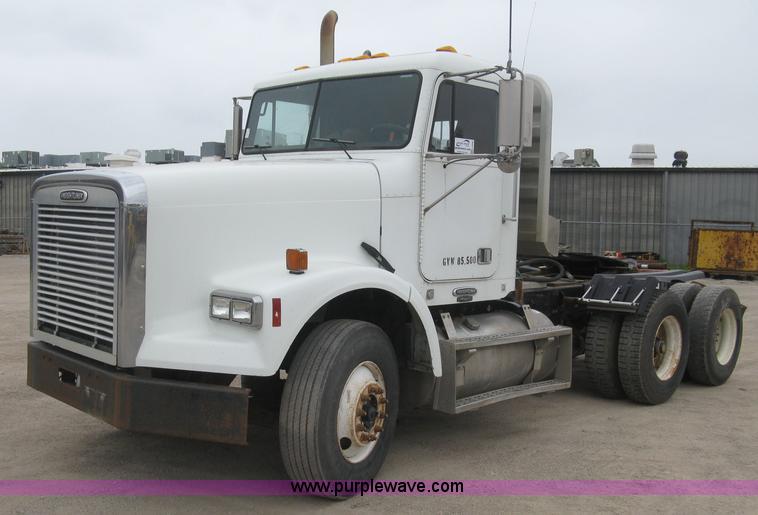 image for item H8568 1999 Freightliner FLD120SD semi truck