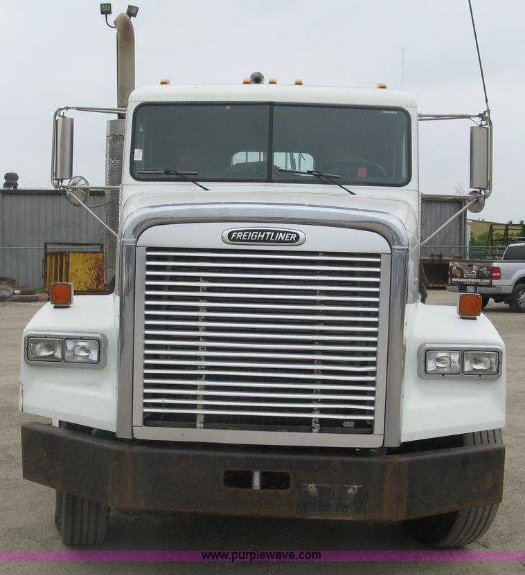 image for item H8568 1999 Freightliner FLD120SD semi truck